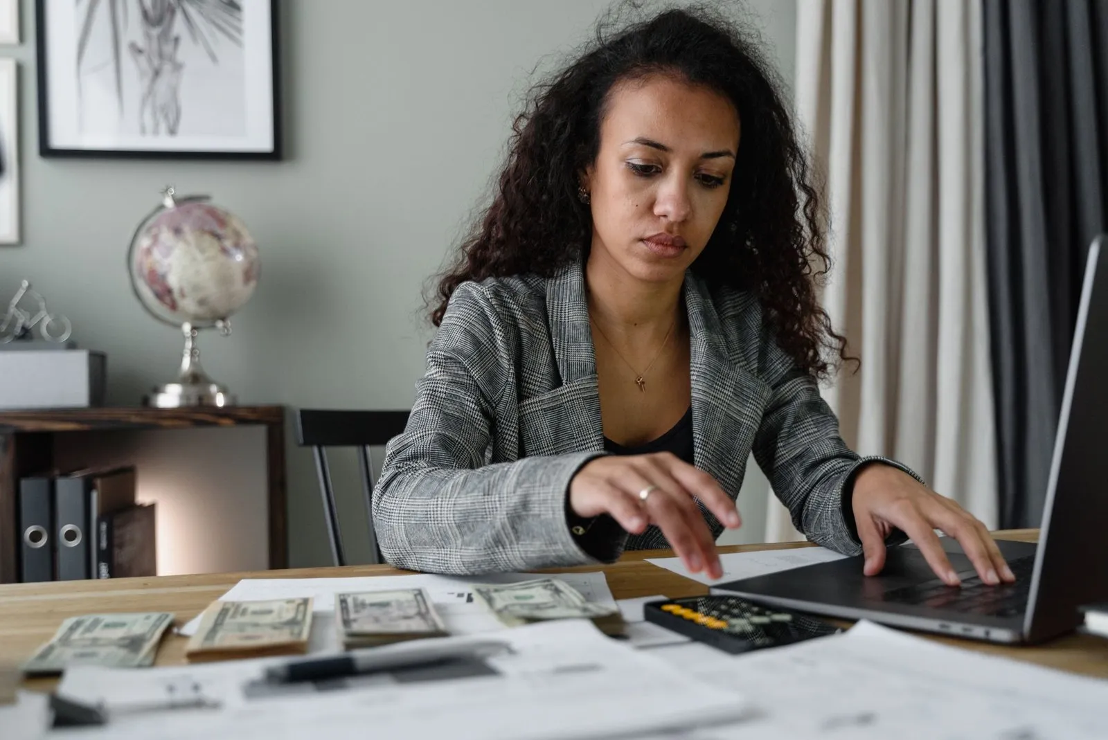 Bureau avec calculatrice, bulletin de paie et graphique montrant la conversion d'un salaire brut en net