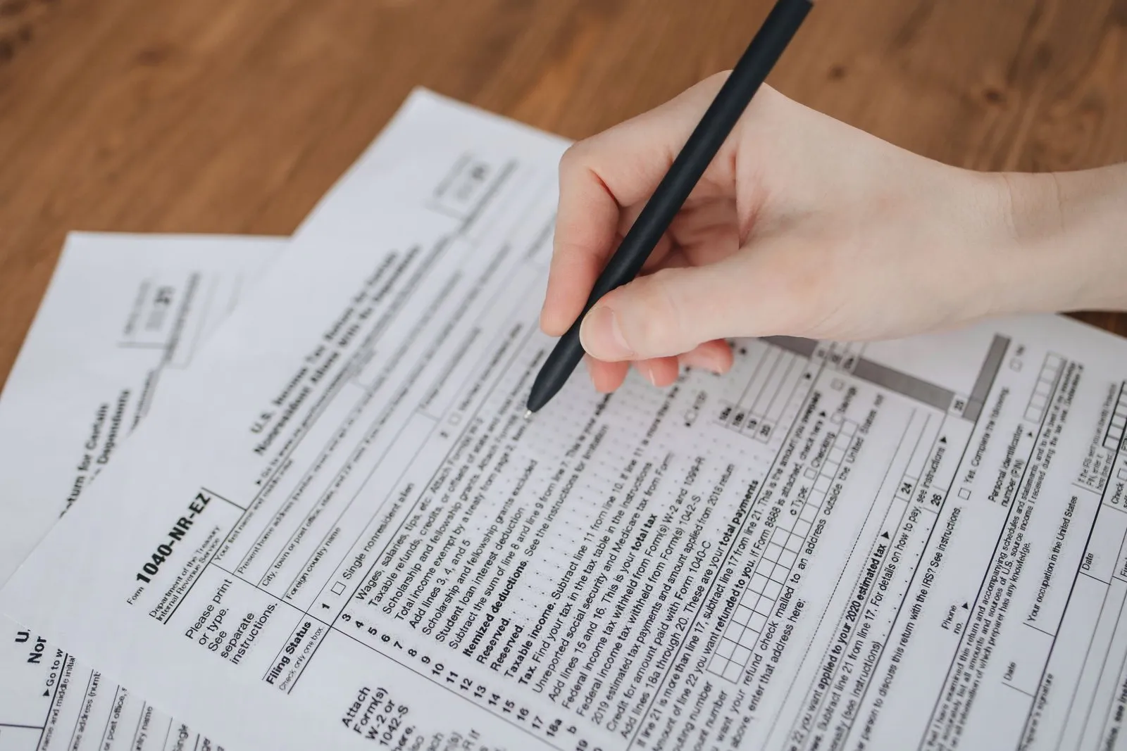Formulaire administratif Cerfa 13750 posé sur un bureau avec carte grise et stylo, prêt à être complété