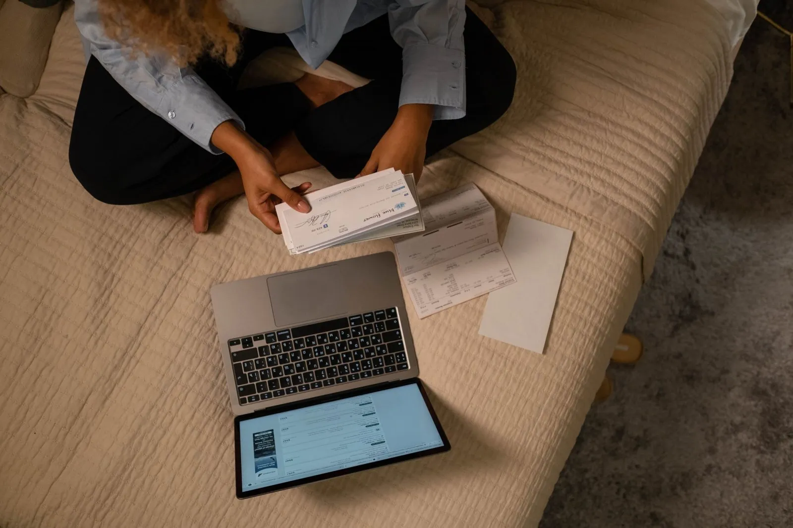 Chèque CESU et titres préfinancés sur un bureau, avec carnet et stylo, style réaliste et lumineux.